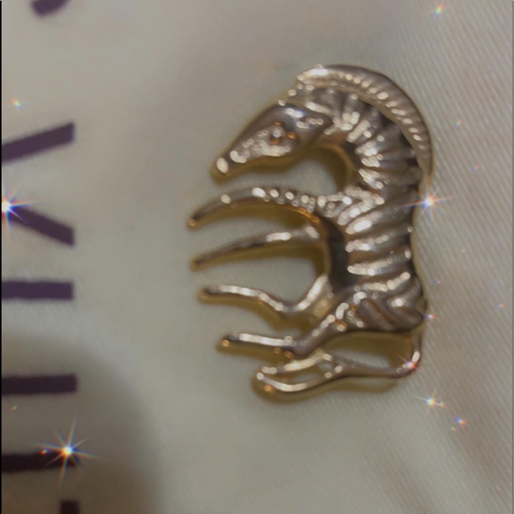 Beautiful pre-loved broach.